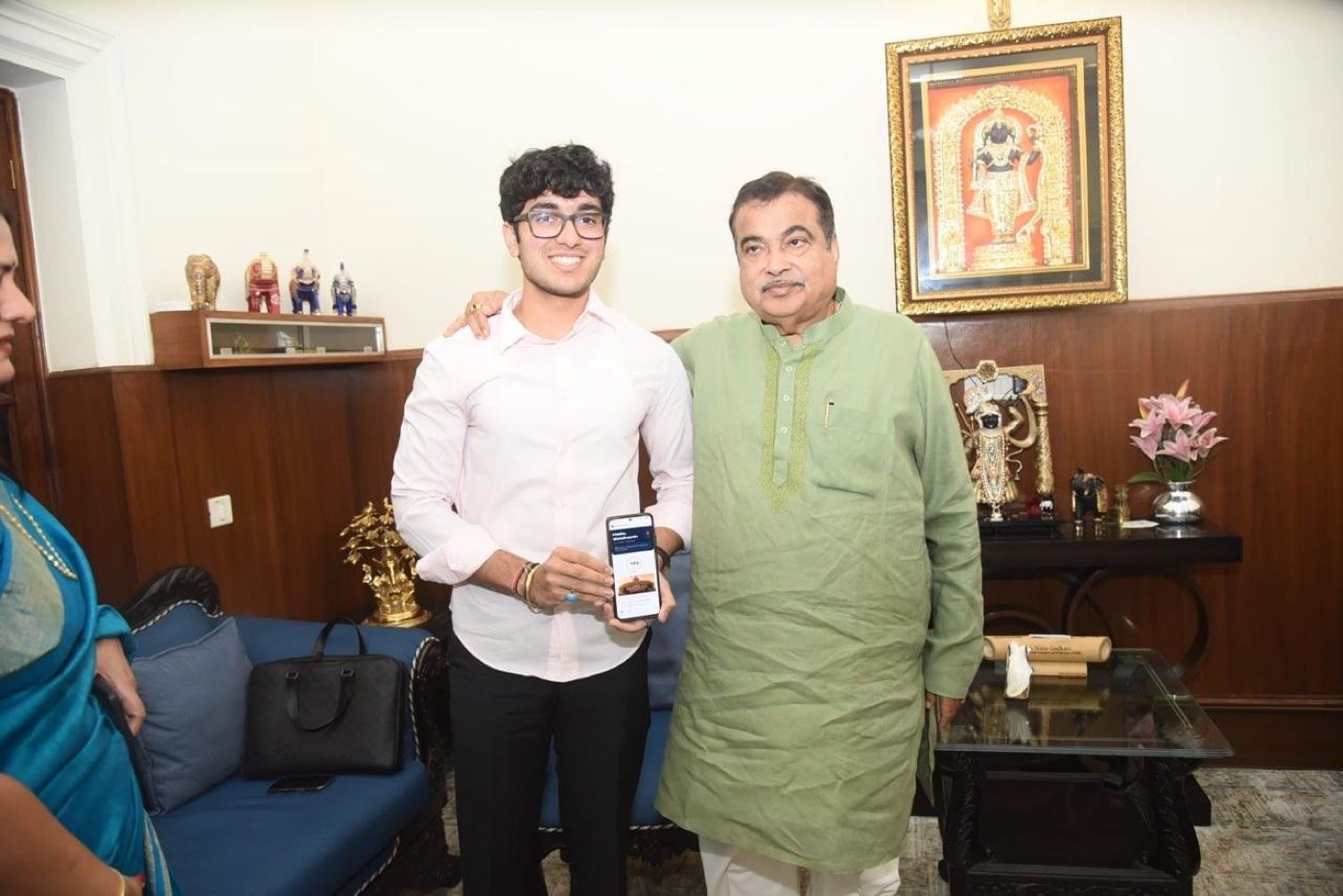Siddharth Sharma presenting the Swaraj app to Union Minister Nitin Gadkari