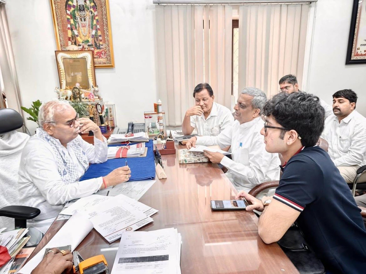 Demonstrating Swaraj to Shri Madan Dilawar, Minister for School Education